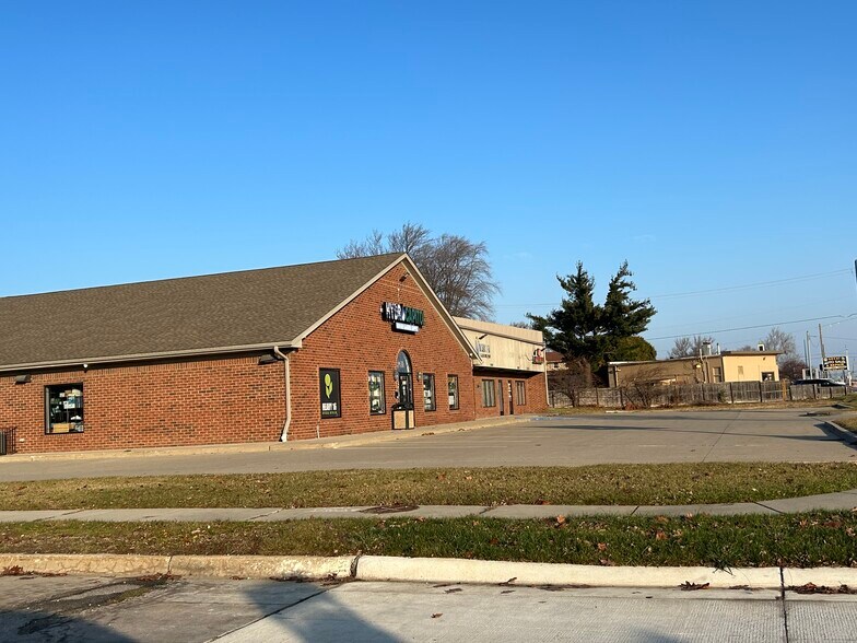 32211-32247 Mound Rd  