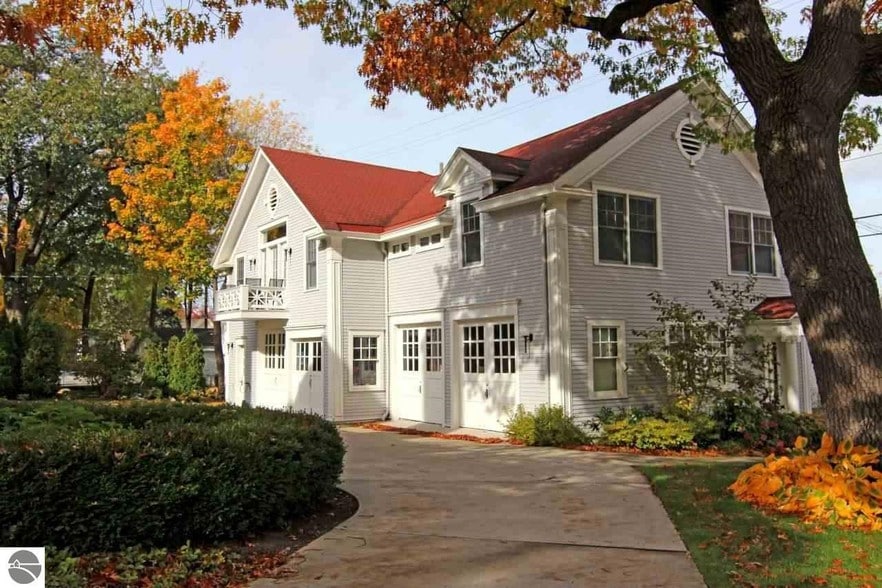 More Photos Of 230 Wellington St, Traverse City Hospitality For Sale