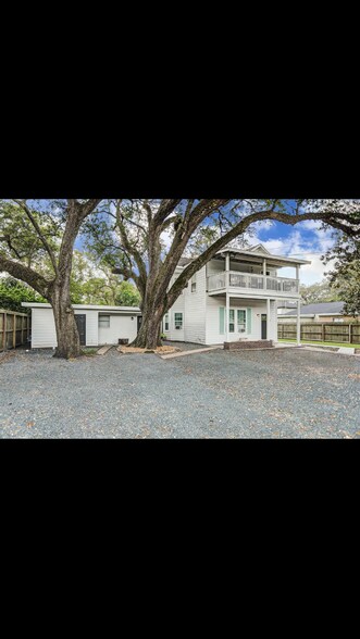 More Photos Of 511 W Cleveland St, Alvin Apartments For Sale