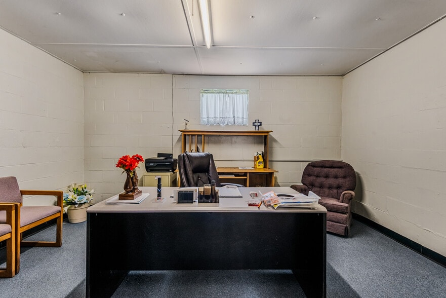 More Photos Of 7990 S 300 W, Columbus Flex For Sale