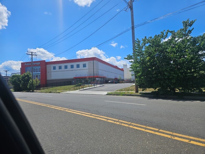 More Photos Of 937 State St, Bridgeport Storefront For Lease