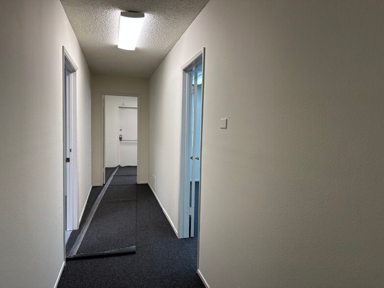More Photos Of 15204 Stagg St, Van Nuys Distribution For Lease