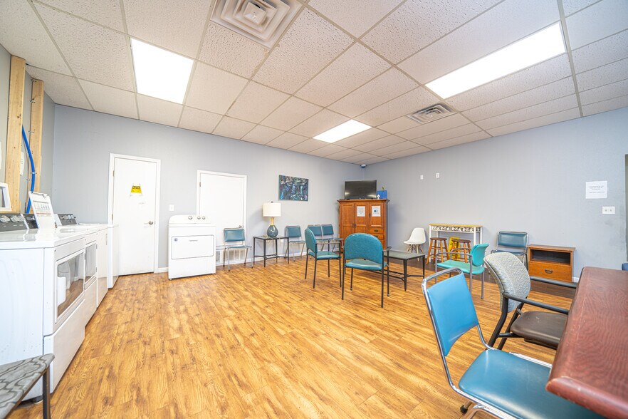 More Photos Of 1015 McCann Rd, Longview Office For Sale