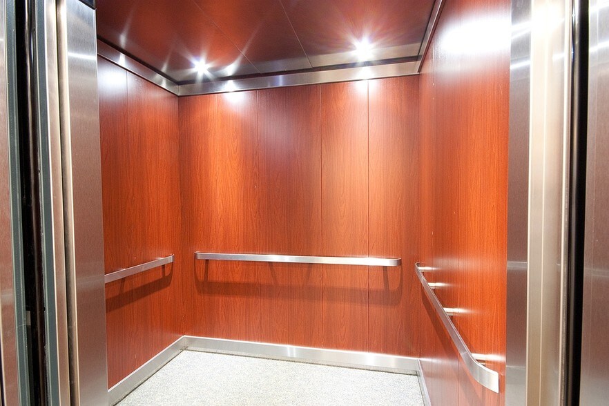 More Photos Of 30475 Cardinal Ave, Abbotsford Office For Sale