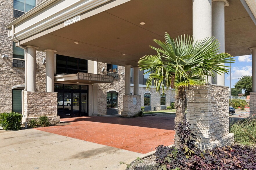 More Photos Of 8703 E R L Thornton Fwy, Dallas Hotel For Sale