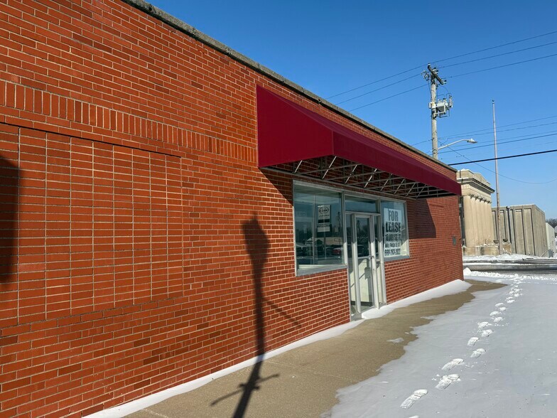 Primary Photo Of 121 N Lafayette Ave, Marshall Flex For Sale