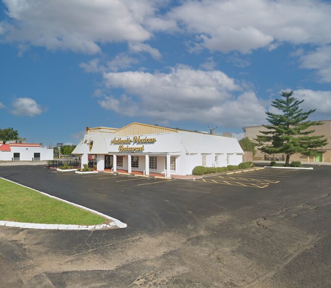 More Photos Of 2209 Meadow Dr, Louisville Restaurant For Lease