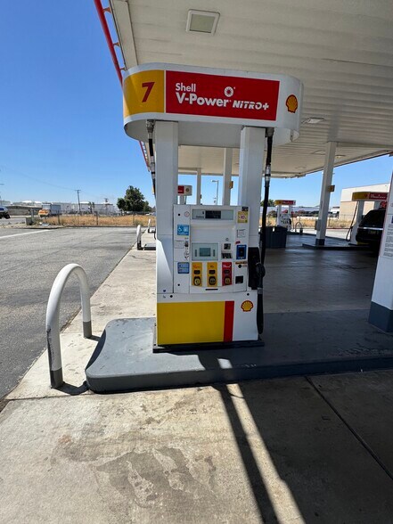 More Photos Of 2128 S Riverside Ave, Bloomington Service Station For Sale