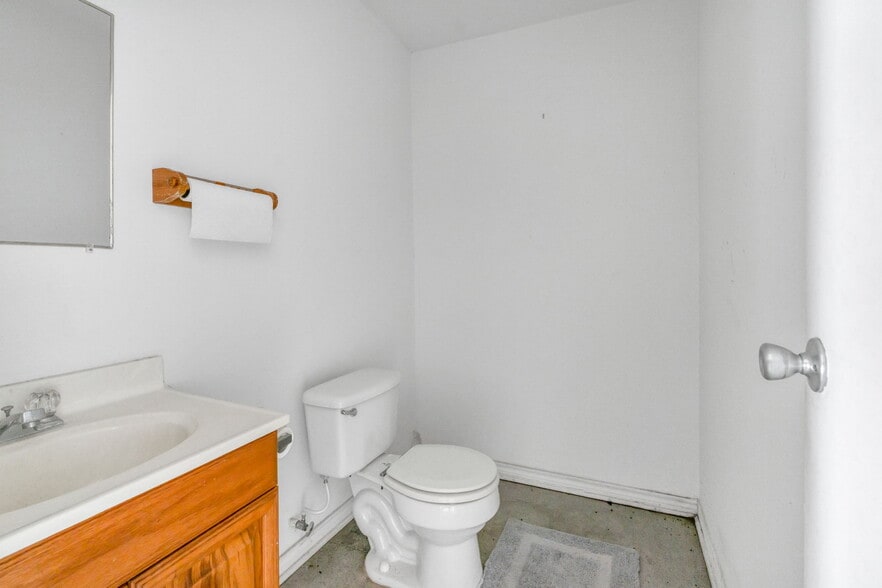 More Photos Of 340 Mechanic St, Tomball Light Distribution For Lease