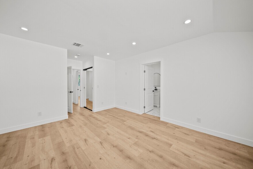 More Photos Of 11488 Burbank Blvd, North Hollywood Flex For Sale