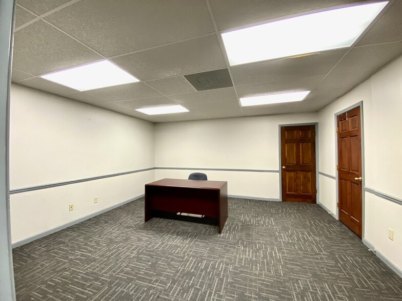 More Photos Of 1523-1529 Cliff Gookin Blvd, Tupelo Office For Lease