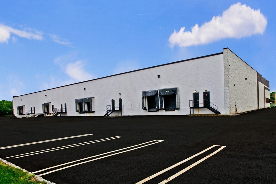 More Photos Of 28 Industrial Dr, Middletown Warehouse For Lease