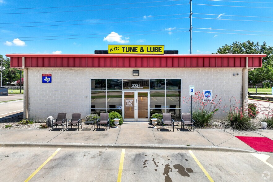 More Photos Of 2321 W Pioneer Pky, Pantego Industrial For Sale