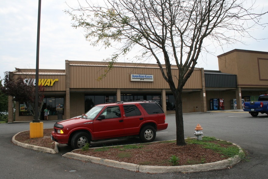 More Photos Of 200 Richmond Hwy, Amherst General Retail For Lease