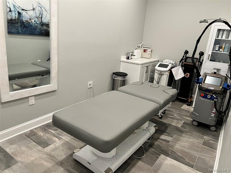 More Photos Of 223 E Park Ave, Long Beach General Retail For Sale