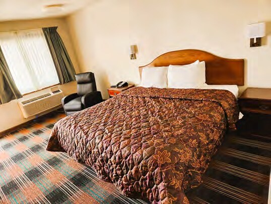 More Photos Of 1315 N State St, Iola Hotel For Sale