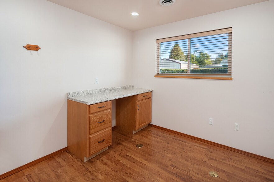 More Photos Of 421 Williams St, Mossyrock Office For Lease