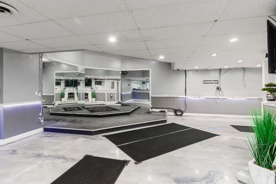 More Photos Of 1662 W Mound St, Columbus Restaurant For Sale