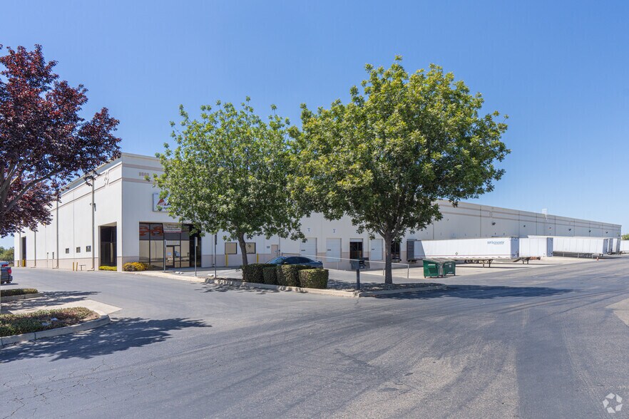 Primary Photo Of 9860 Ferguson Ave, Visalia Distribution For Lease