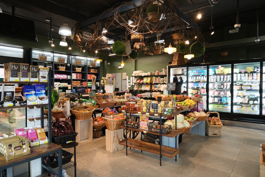 More Photos Of 14206 41st Ave, Flushing Supermarket For Lease