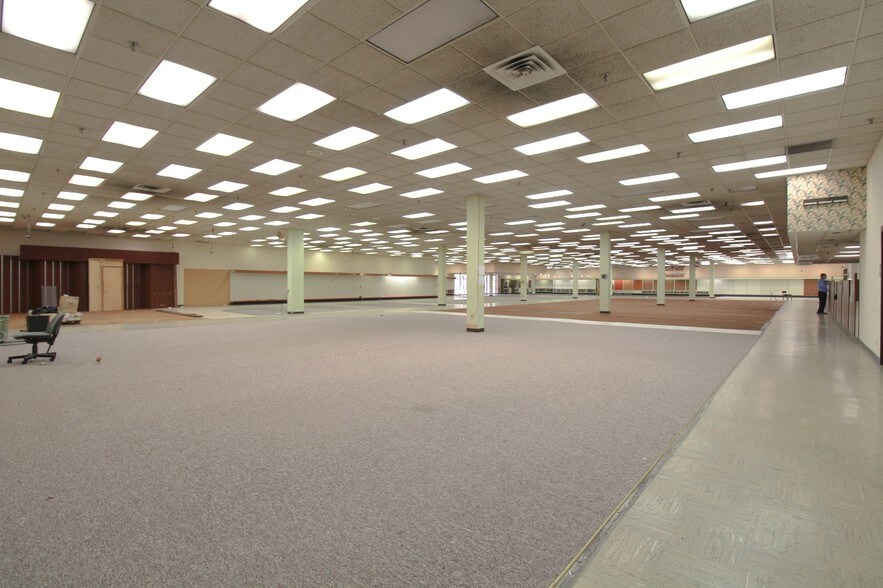 More Photos Of 1010 3rd Ave, Huntington Storefront Retail Office For Lease