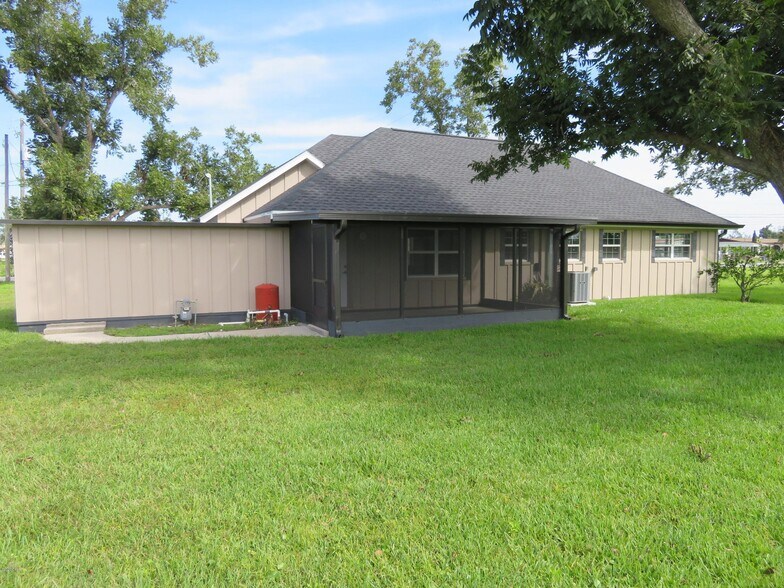 More Photos Of 5618 Lilly St, Panama City Office For Lease