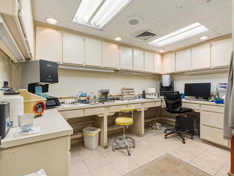 More Photos Of 931 Arlington St, Ada Office For Sale