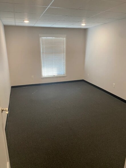 More Photos Of 224 Commerce Dr, Brandon Office For Sale