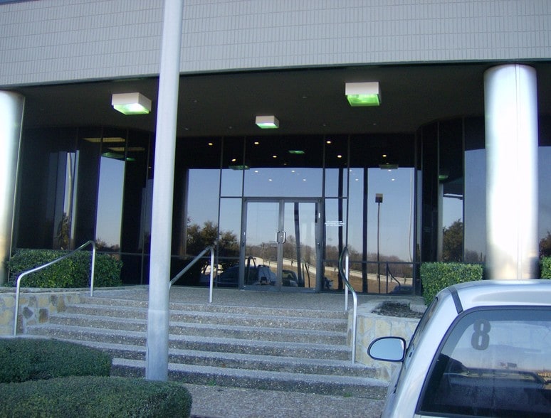 More Photos Of 8344 E RL Thornton Fwy, Dallas Office For Lease