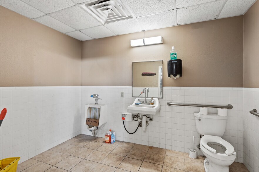 More Photos Of 8602 Broadway St, Galveston Warehouse For Sale