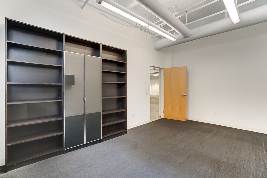 More Photos Of 20 E Central Pky, Cincinnati Office Residential For Lease