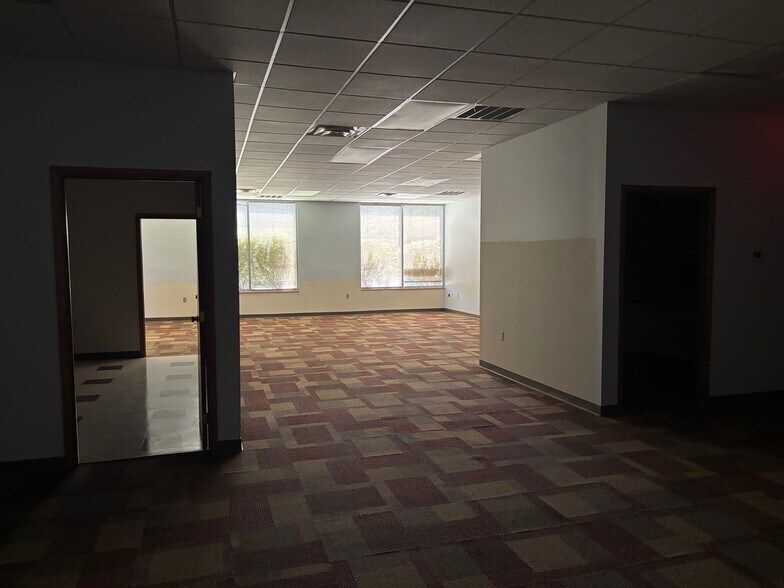 More Photos Of 10427 Cogdill Rd, Knoxville Light Distribution For Lease