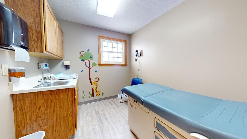 More Photos Of 392 Howard St, Willard Office For Sale