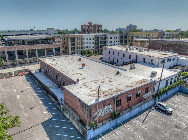 More Photos Of 405 Monroe Ave, Memphis Showroom For Sale