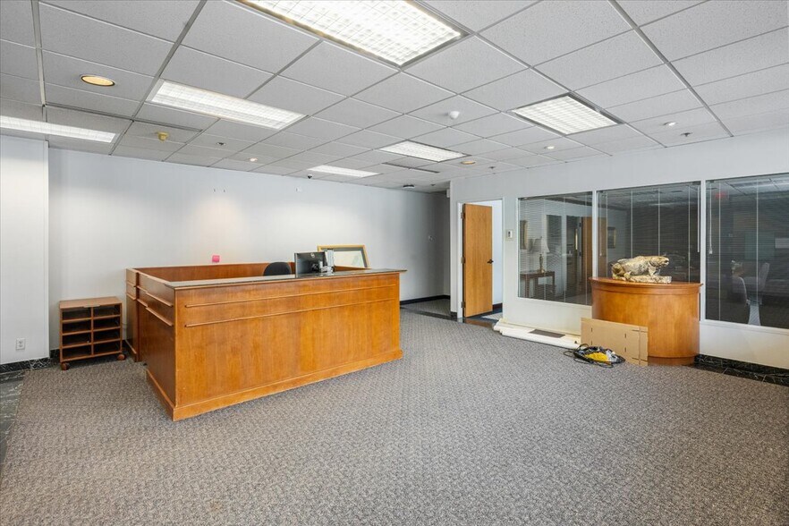 More Photos Of 7001 Jewel Lake Rd, Anchorage Office For Sale