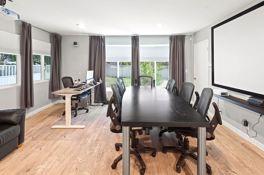 More Photos Of 23271 Ventura Blvd, Woodland Hills Office For Sale