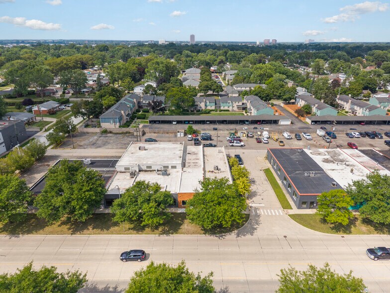 More Photos Of 1006 W 14 Mile Rd, Clawson Storefront For Lease