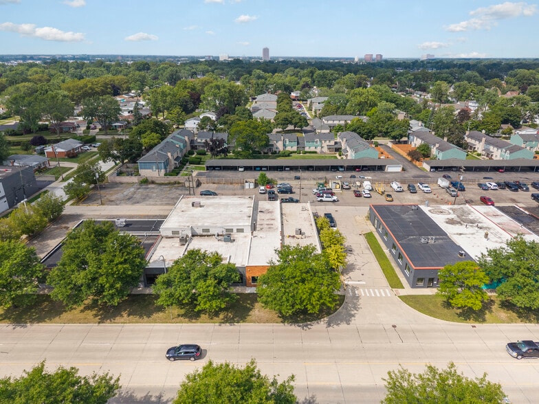 More Photos Of 1006 W 14 Mile Rd, Clawson Storefront For Lease
