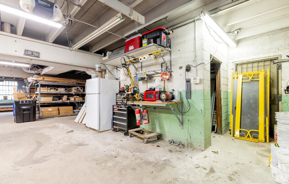More Photos Of 927 E Madison St, Louisville Warehouse For Sale