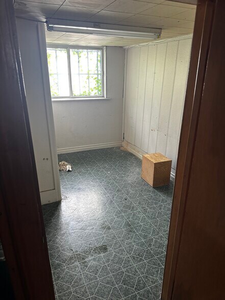 More Photos Of 10 E Main St, Shawnee Storefront For Lease