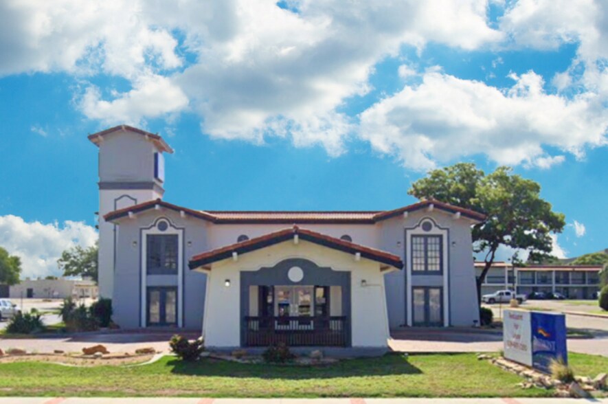 Primary Photo Of 601 Avenue Q, Lubbock Hotel For Sale