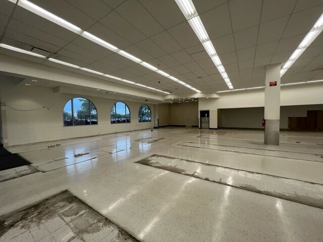 More Photos Of 301 Makaala St, Hilo Drugstore For Lease