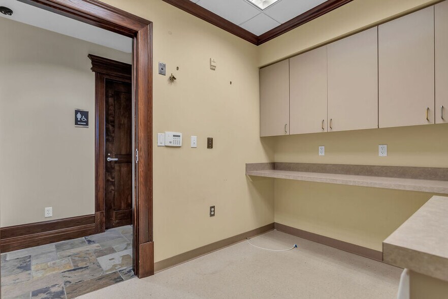 More Photos Of 5800 W Northwest Hwy, Dallas Office For Sale