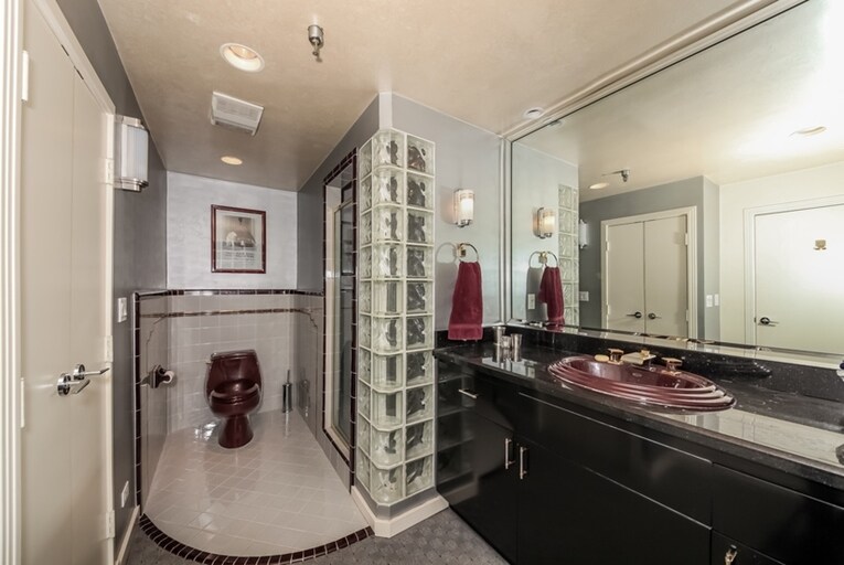 More Photos Of 611 S Glenwood Pl, Burbank Showroom For Sale