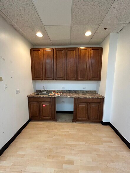 More Photos Of 350-370 Lexington Dr, Buffalo Grove Flex For Lease