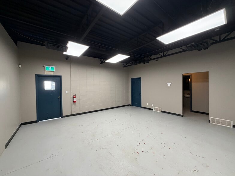 More Photos Of 3815 61 Av SE, Calgary Industrial For Lease