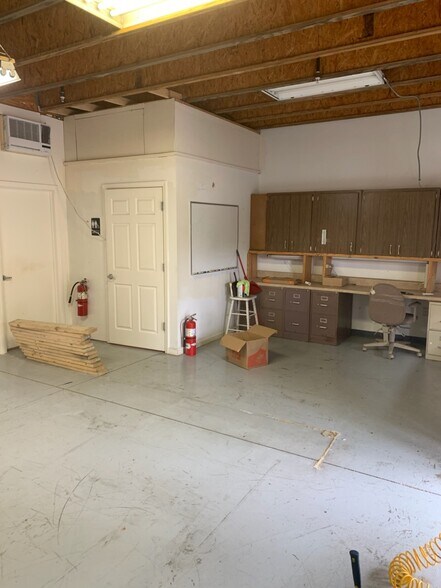 More Photos Of 1090 Knight's Trail Rd, North Venice Light Distribution For Sale