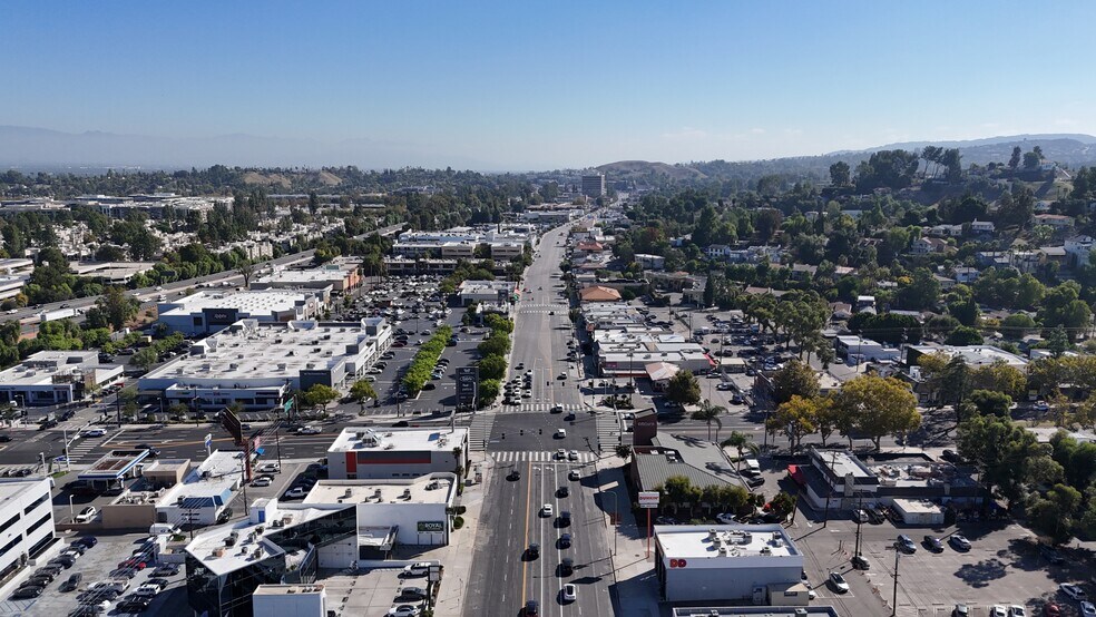 More Photos Of 21926 Costanso St, Woodland Hills Freestanding For Lease