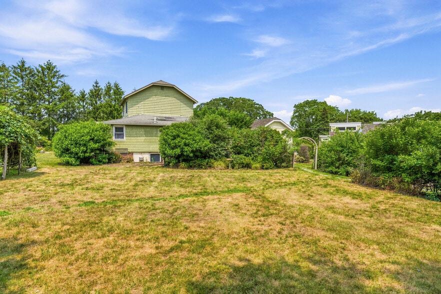 More Photos Of 127 Inlet Rd W, Hampton Bays Hospitality For Sale