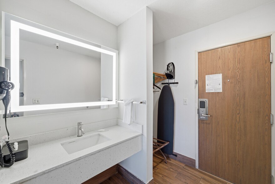 More Photos Of 626 W 1400 N, Beaver Hotel For Sale